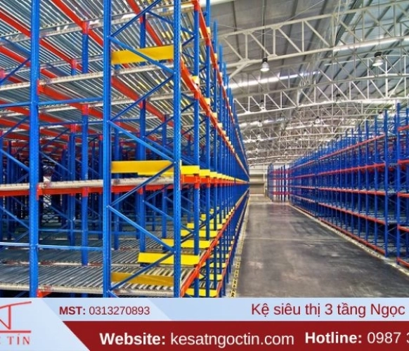Kệ con lăn là gì? Cấu tạo và nguyên lý hoạt động kệ con lăn