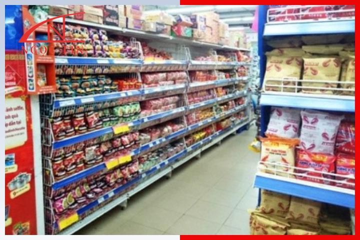 Kệ trưng bày mì tôm bằng lưng lỗ Kệ trưng bày mì tôm bằng lưng lỗ