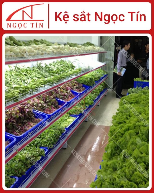 Trưng bày hàng hoá rau quả gần cửa vào siêu thị Trưng bày hàng hoá rau quả gần cửa vào siêu thị