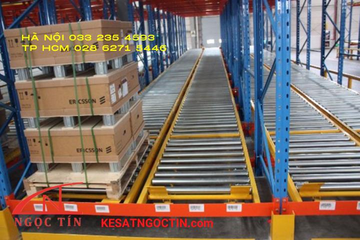 Kệ để pallet con lăn