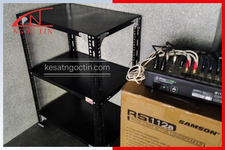 Kệ sắt V lỗ 3 tầng KSNT303 Kệ sắt V lỗ 3 tầng KSNT303