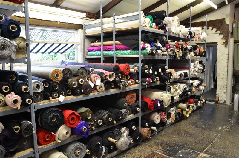 Lý Do Bạn Nên Mua Kệ Để Vải